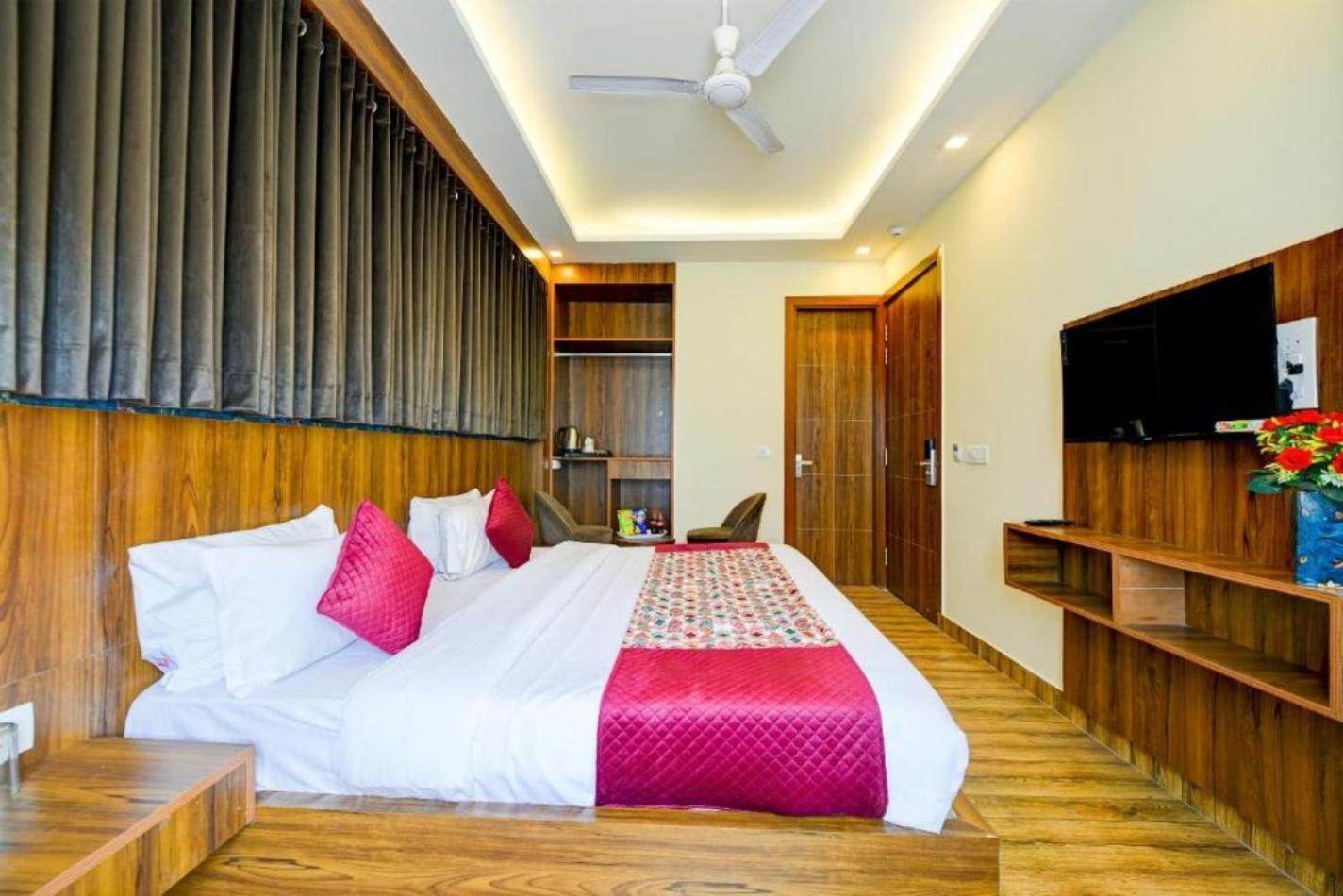 Rosewood Suites A Family Hotel Near Delhi Airport New Delhi Exterior photo